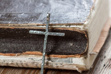 İncil eski gümüş Hristiyan çarmıhta