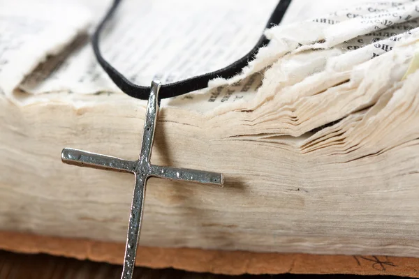 Stříbrný křesťanský kříž na Bibli — Stock fotografie
