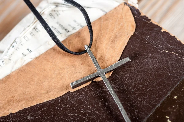 Oude zilveren christelijke kruis op Bijbel — Stockfoto