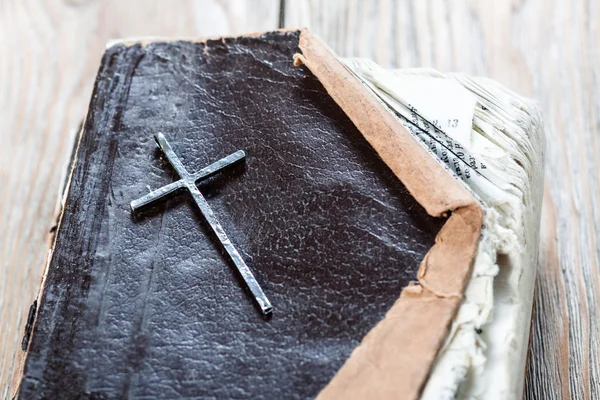 Ασημένια Χριστιανικός Σταυρός στην Αγία Γραφή — Φωτογραφία Αρχείου