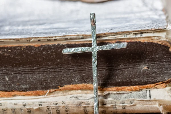 Stříbrný křesťanský kříž na Bibli — Stock fotografie