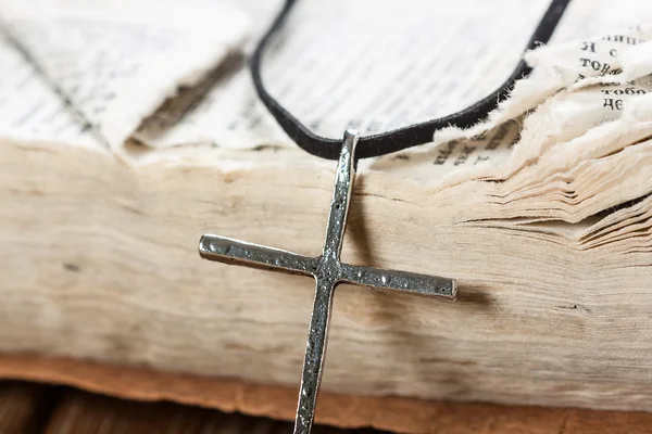 Silbernes christliches Kreuz auf Bibel — Stockfoto