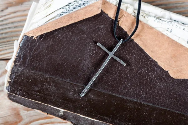 Old silver christian cross on bible — Stock Photo, Image
