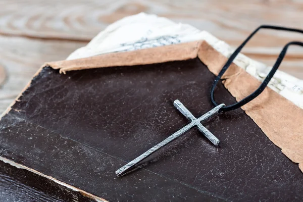 Oude zilveren christelijke kruis op Bijbel — Stockfoto