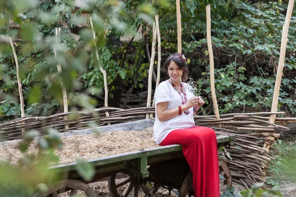 Oekraïense zwangere vrouw in traditionele geborduurde shirt — Stockfoto