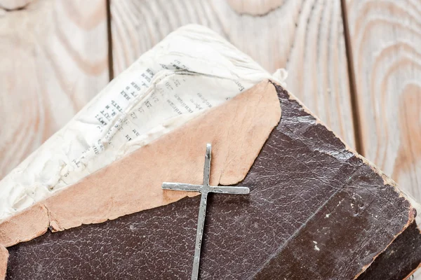 Παλιά ασημένια Χριστιανικός Σταυρός στην Αγία Γραφή — Φωτογραφία Αρχείου