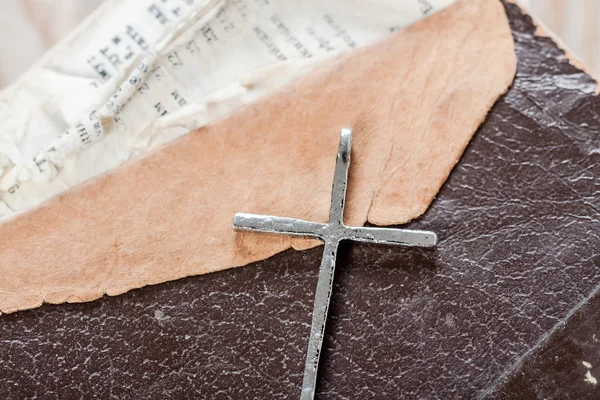 Zilveren christelijke kruis op Bijbel — Stockfoto