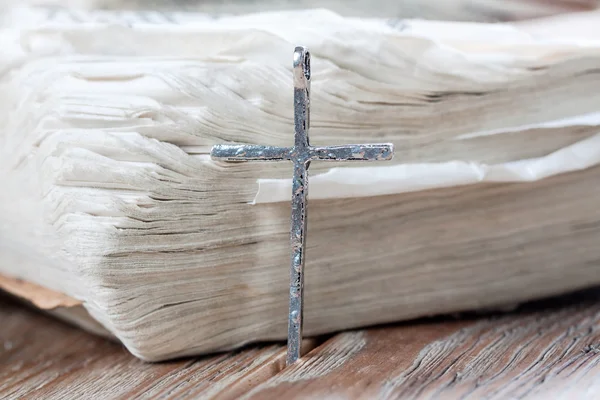 Old silver christian cross on bible — Stock Photo, Image