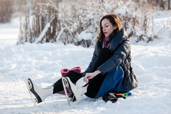 Glad tjej bär skridskor — Stockfoto