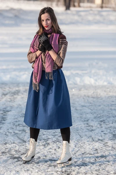 Menina feliz se divertindo em patins de gelo . — Fotografia de Stock