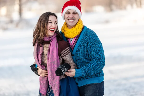 Gelukkige paar plezier schaatsen op de ijsbaan buitenshuis. — Stockfoto