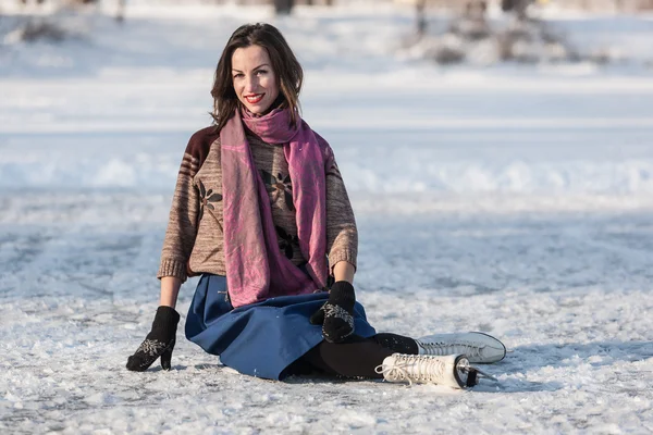 Menina feliz se divertindo em patins de gelo . — Fotografia de Stock