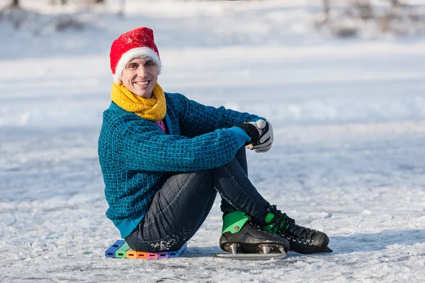 Gelukkige jongen plezier op ijs-of rolschaatsen. — Stockfoto