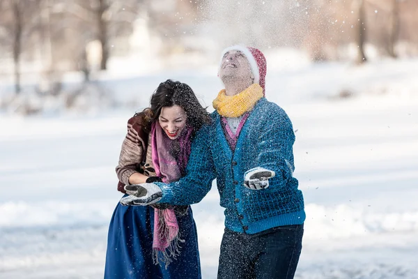 Gelukkige paar plezier op wintertijd buiten. — Stockfoto