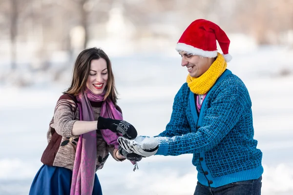 Pareja feliz divirtiéndose en invierno al aire libre . — Foto de Stock