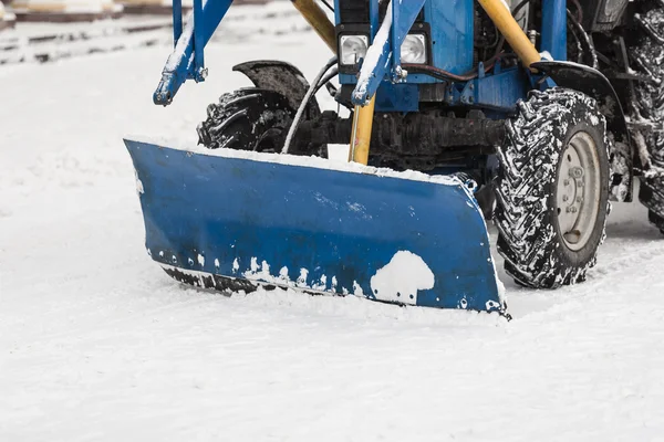 Sprzątanie śniegu ciągnika w mieście — Zdjęcie stockowe