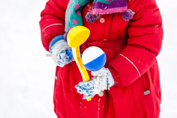 Создание снежка зимой . — стоковое фото