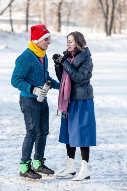 Pisti açık havada çay içme ve eğlenmek mutlu çift sıcak.