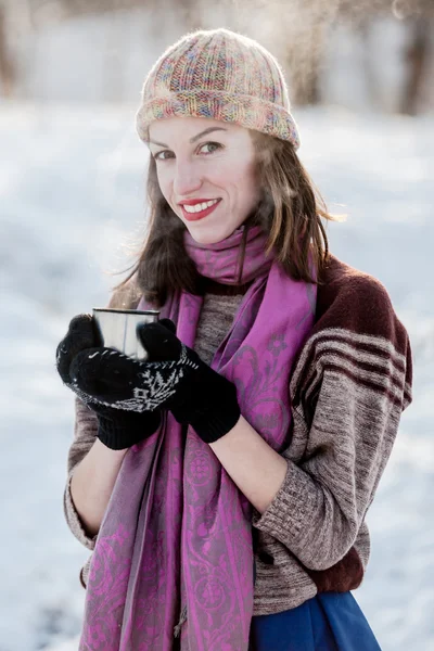Vrolijk meisje drinken van hete thee met stoom buiten. — Stockfoto