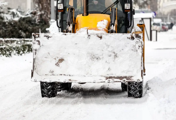 Trekker schoonmaak sneeuw in stad — Stockfoto