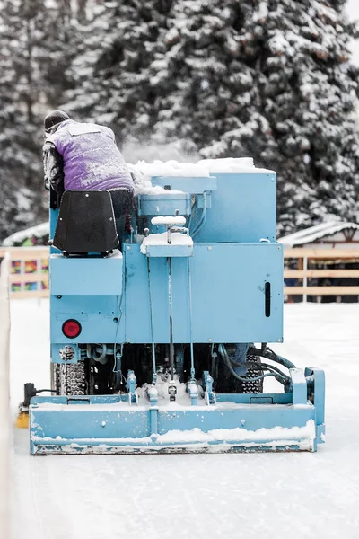 Máquina especial de limpieza de hielo en pista de patinaje . — Foto de Stock