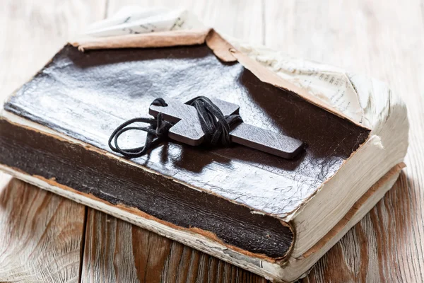 Christliches Holzkreuz auf Bibel. — Stockfoto