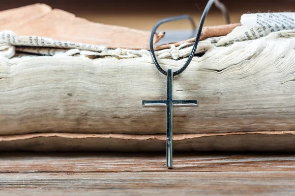 Cruz cristiana de plata en la Biblia — Foto de Stock