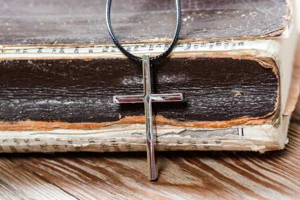 Silbernes christliches Kreuz auf Bibel — Stockfoto