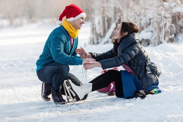 Couple heureux s'amuser patiner sur la patinoire en plein air — Photo