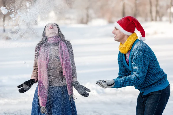 Lyckliga paret ha kul skridskoåkning på isbanan utomhus. — Stockfoto