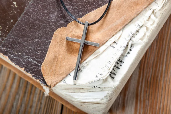 Cruz cristã de prata na Bíblia — Fotografia de Stock