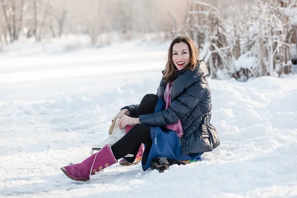 Fröhliches Mädchen hat Spaß beim Eislaufen im Winter. — Stockfoto