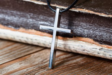 Christian çapraz İncil'in üzerine gümüş