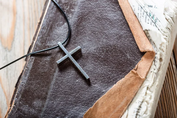 Cruz cristiana de plata en la Biblia —  Fotos de Stock
