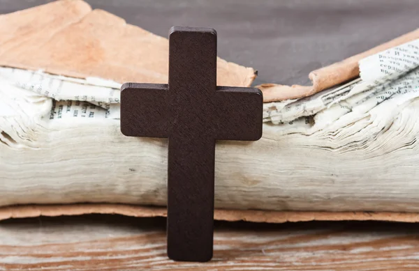 Cruz cristiana de madera en la Biblia . —  Fotos de Stock