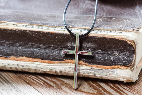 Stříbrný křesťanský kříž na Bibli — Stock fotografie