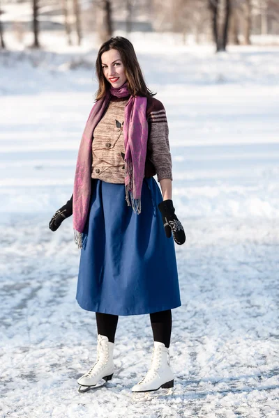 Chica alegre divirtiéndose en invierno patinaje sobre hielo . — Foto de Stock