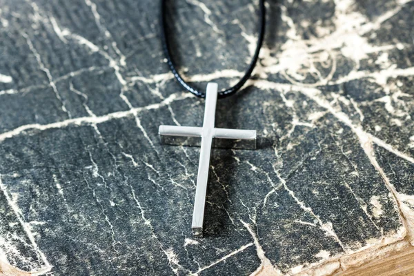 Croce cristiana in argento sulla Bibbia — Foto Stock