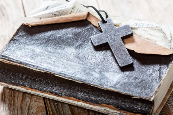 Cruz cristiana de madera en la Biblia . —  Fotos de Stock