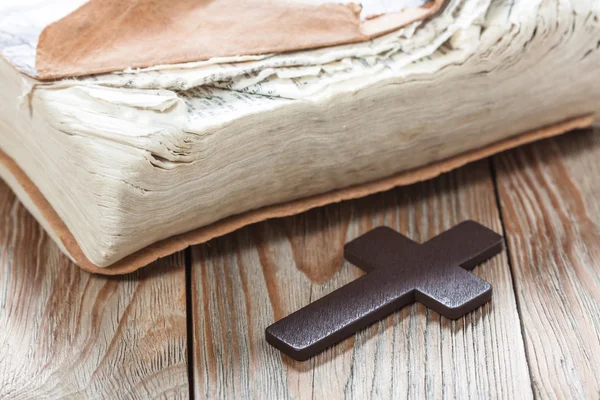 Cruz cristiana de madera en la Biblia . —  Fotos de Stock