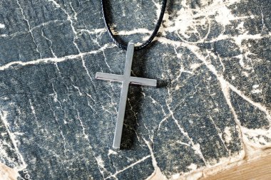 Christian çapraz İncil'in üzerine gümüş