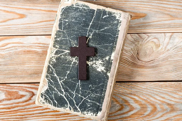 Wooden Christian cross on bible. — Stock Photo, Image