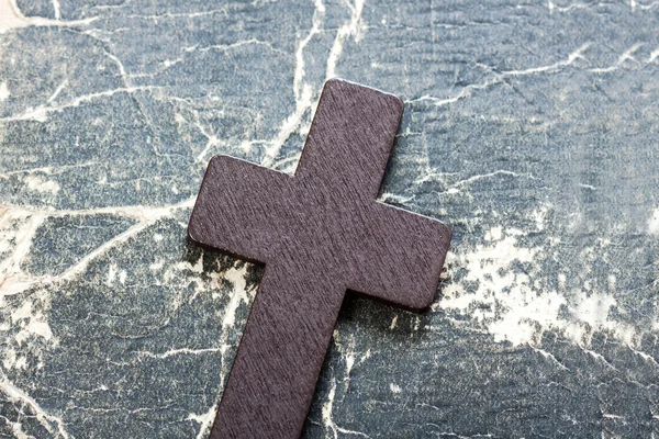 Wooden Christian cross on bible. — Stock Photo, Image