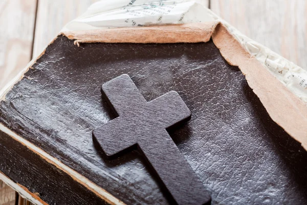 Croce cristiana in legno sulla Bibbia . — Foto Stock