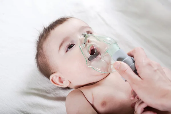 Le médecin fait l'inhalation à un petit bébé malade . — Photo