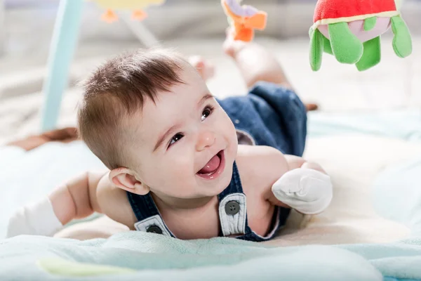 Bela menina recém-nascida se divertindo . — Fotografia de Stock