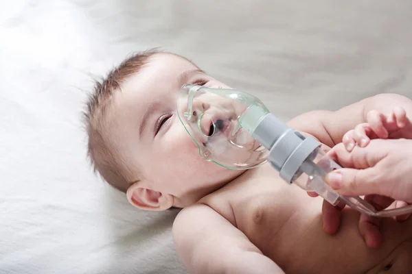 Le médecin fait l'inhalation à un petit bébé malade . — Photo