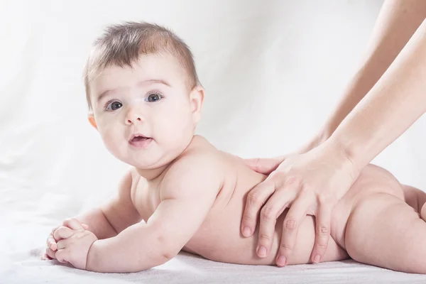 Mãe faz massagem para seu bebê em casa . — Fotografia de Stock