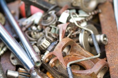 Eski hidrolik parçaların kabini