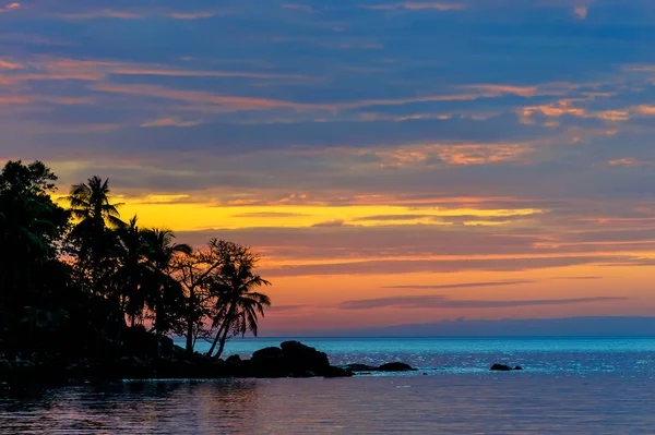 Bellissimo Crepuscolo Colorato Vivacità Blu Arance Laureato Cielo Mare Dietro — Foto Stock